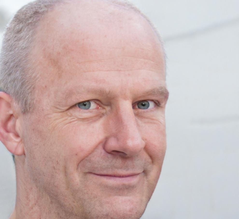 Portrait de Théodore Lavigne, consultant en stratégie financière